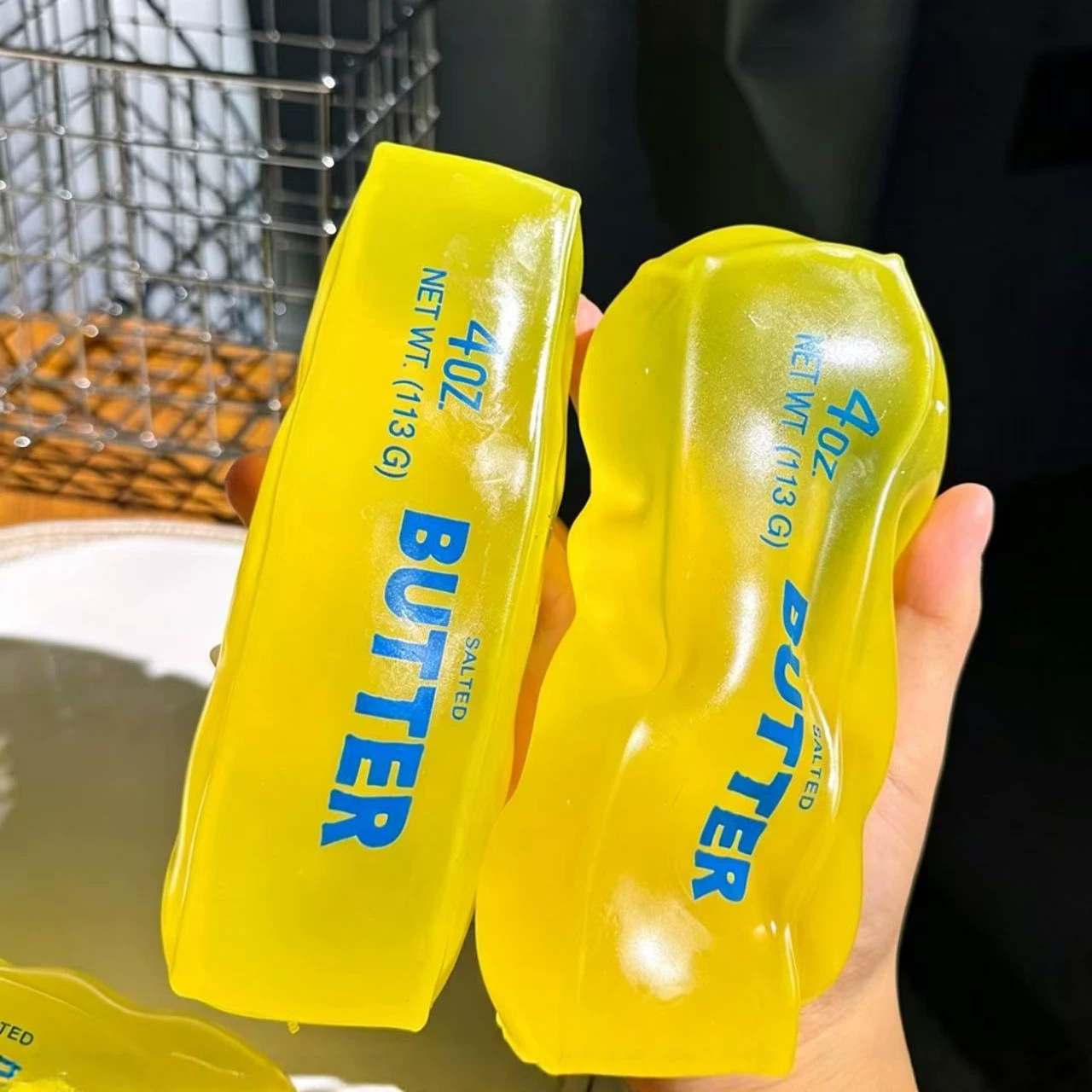 新しいシミュレーションバタースクイーズ玩具、ゆっくり戻るスク - Sensory Fidget Toys のレビューと価格